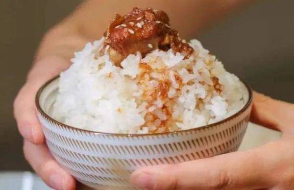 煮米饭只会放清水可不行，米饭怎么煮比较香松软-第1张