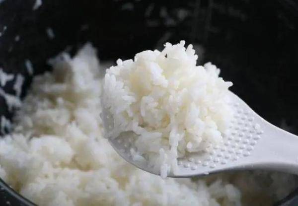 煮米饭只会放清水可不行，米饭怎么煮比较香松软-第2张