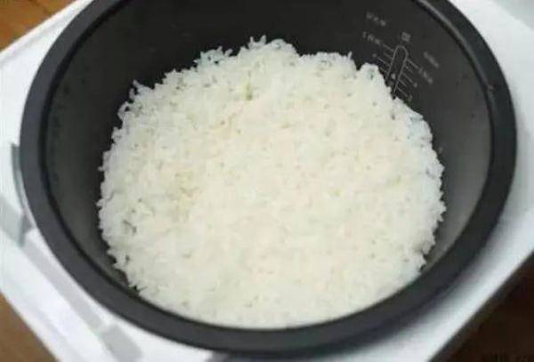 煮米饭只会放清水可不行，米饭怎么煮比较香松软-第3张
