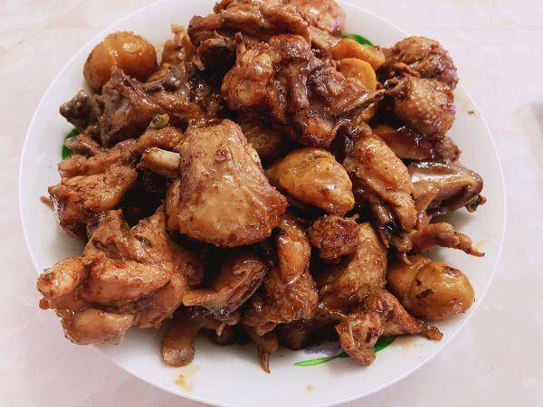 吃这菜香菇板栗炖鸡，香菇滑鸡腿肉焖饭-第1张