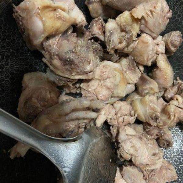 吃这菜香菇板栗炖鸡，香菇滑鸡腿肉焖饭-第3张