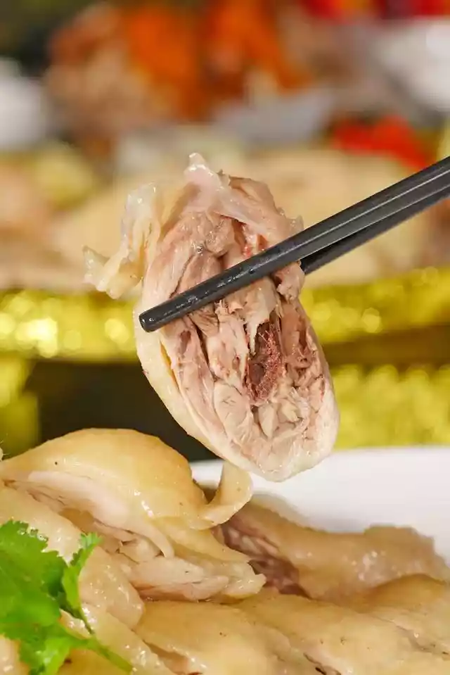 教你做最正宗的白切清远鸡......，这才是广东正常白切鸡的做法-第10张