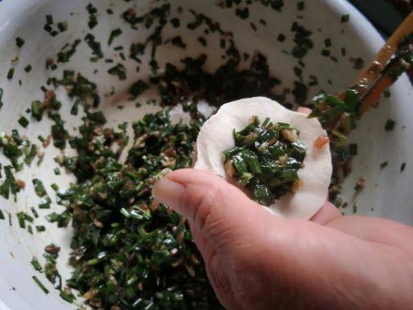 大厨教你做韭菜香菇肉丁水饺，怎么做韭菜饺子馅鲜嫩汁多-第12张