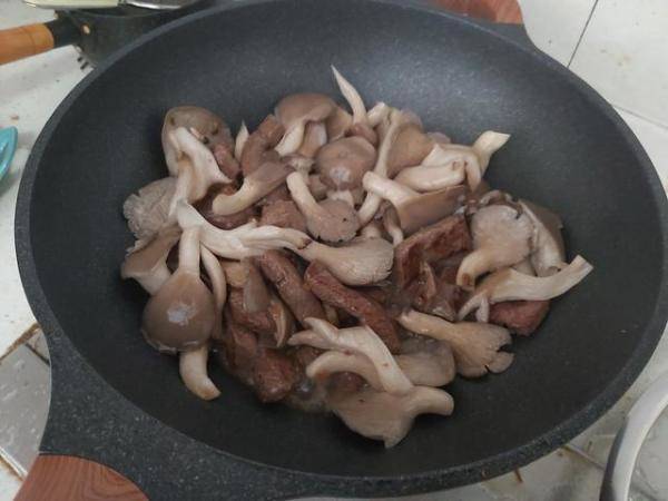口感细腻软滑的鲜蘑炒牛肉，鲜蘑炒牛肉的家常做法-第11张
