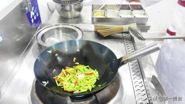 大厨教你一个炒蒜苔的方法，怎么炒出又脆又好吃的蒜苔-第5张