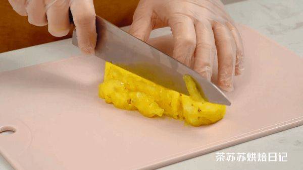 1个菠萝炒一炒加上咸蛋黄，菠萝和虾滑的做法-第7张