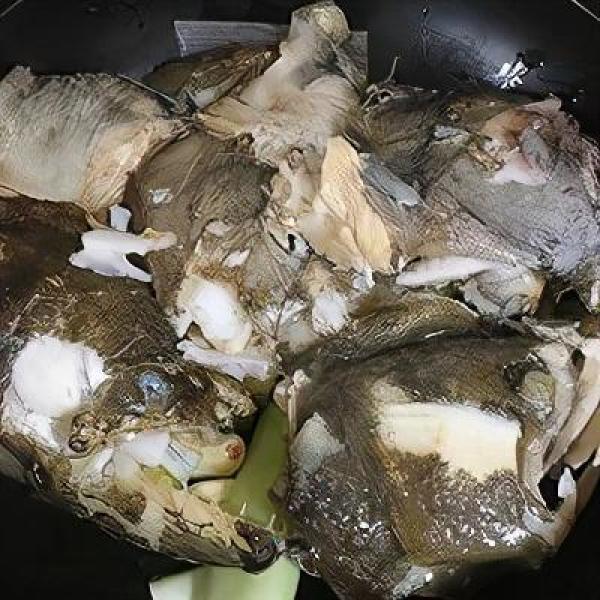 砂锅碟鱼头的家常做法（蒜香砂锅鱼头的做法）-第3张