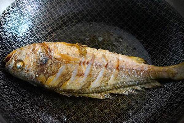 无论煎海鱼还是淡水鱼，煎鱼只要记住这一点不粘锅不破皮-第1张