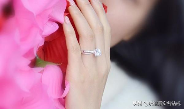 珠宝达人告诉你，订婚钻石戒指一般多少价位-第3张