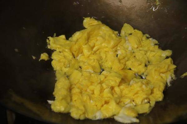 先炒鸡蛋还是蒜黄，蒜毫炒鸡蛋有什么好方法-第7张
