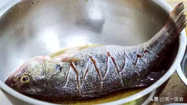 鲈鱼怎么做更好吃（怎样做红烧鲈鱼最好吃窍门）-第3张
