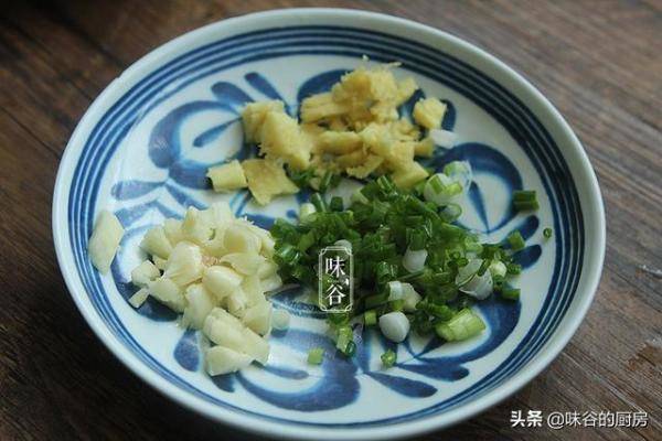 广东人的下饭菜，广东咸鱼茄子煲大排档的做法-第5张