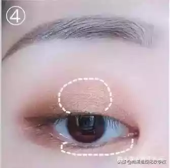 4个画漂亮的眼妆的步骤方法（新手如何画眼影的步骤）-第5张