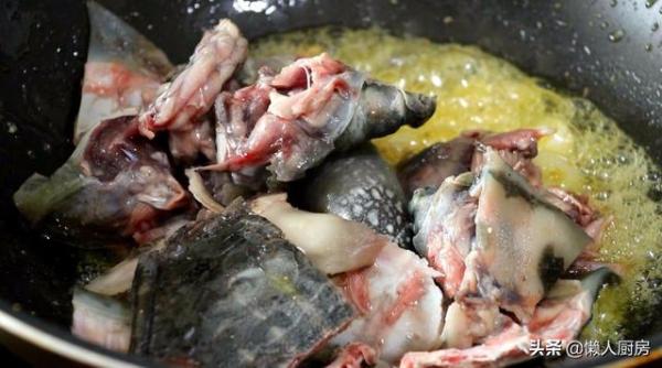 不红烧不煲汤教你用甲鱼和鱼籽烧一盘菜，甲鱼炖鱼泡的做法-第12张