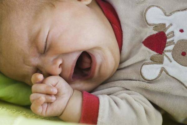 宝宝经常哭闹特别是晚上怎么办，婴儿肠绞痛哭闹时怎么办-第1张