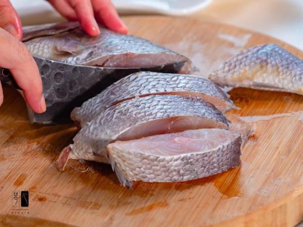 外婆家的下饭砂锅鱼，美食制作砂锅鱼-第9张
