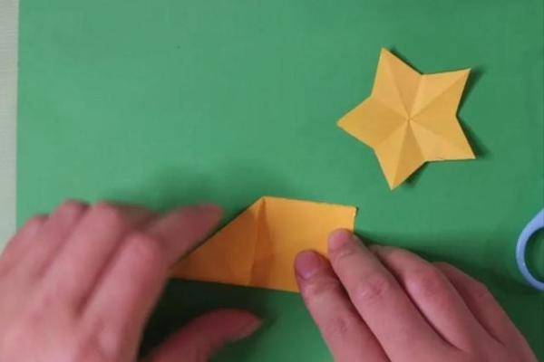 还不会剪五角星的小朋友赶紧学起来吧，国庆节折纸五角星的制作教程-第4张
