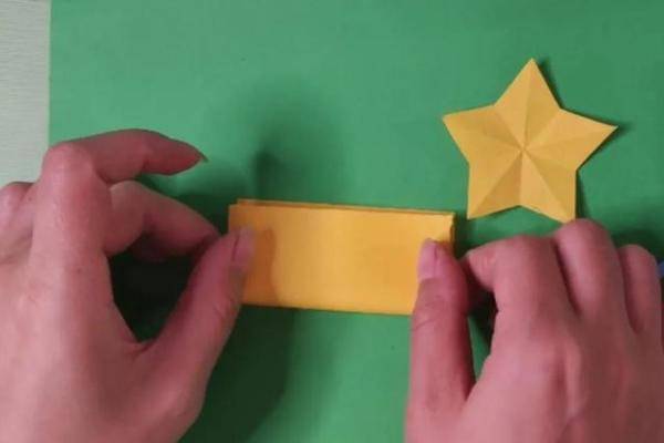 还不会剪五角星的小朋友赶紧学起来吧，国庆节折纸五角星的制作教程-第2张