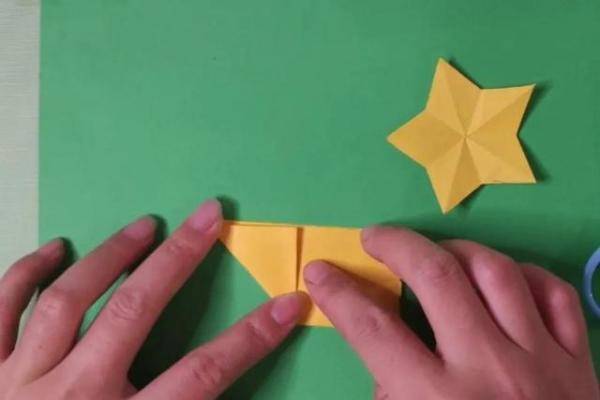 还不会剪五角星的小朋友赶紧学起来吧，国庆节折纸五角星的制作教程-第3张