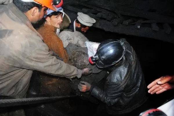突发大水矿工困地下73米，33人挖矿被困在地底-第5张