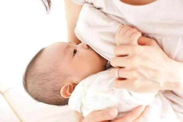 宝宝吃母乳时用手推开妈妈，妈妈睡着怎么给孩子喂奶-第6张