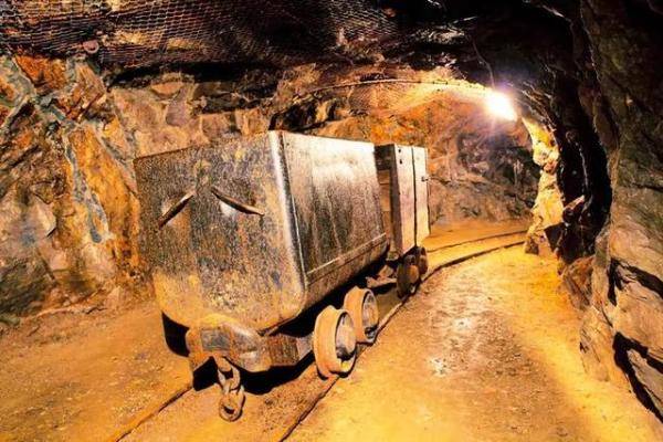 突发大水矿工困地下73米，33人挖矿被困在地底-第1张