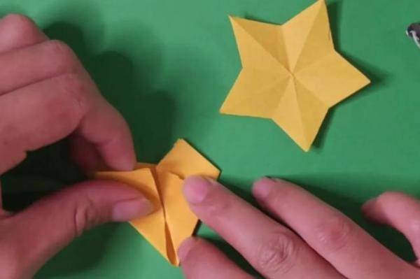 还不会剪五角星的小朋友赶紧学起来吧，国庆节折纸五角星的制作教程-第7张