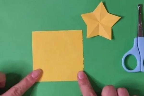 还不会剪五角星的小朋友赶紧学起来吧，国庆节折纸五角星的制作教程-第1张