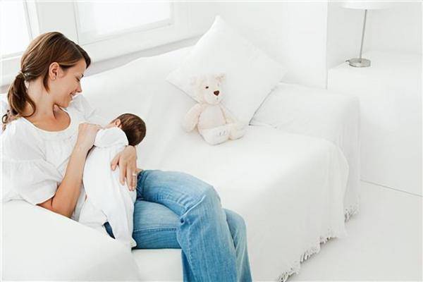 宝宝吃母乳时用手推开妈妈，妈妈睡着怎么给孩子喂奶-第7张