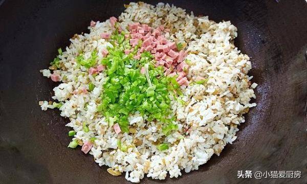 酸爽解腻的泡酸菜和剩米饭一起这么炒，泡酸菜可以做什么-第9张