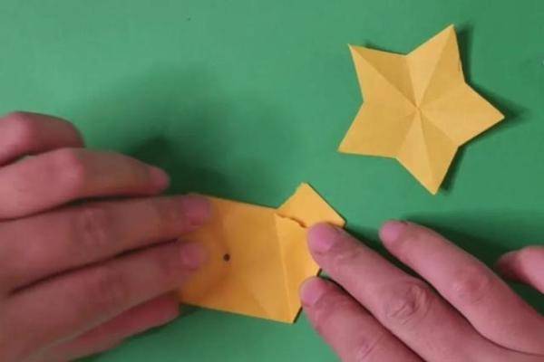 还不会剪五角星的小朋友赶紧学起来吧，国庆节折纸五角星的制作教程-第6张