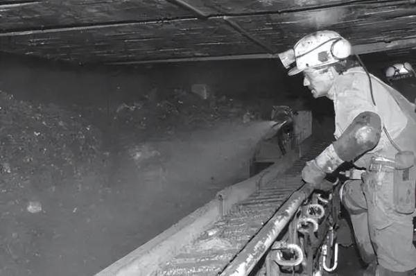 突发大水矿工困地下73米，33人挖矿被困在地底-第6张