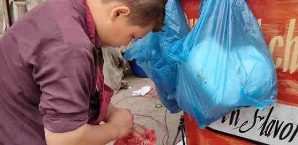 阿富汗10岁男孩在街头卖薯条（外国孩子在路边卖薯条）-第1张