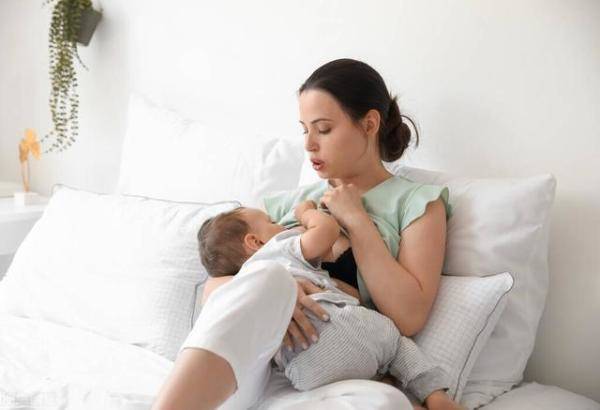 宝宝吃母乳时用手推开妈妈，妈妈睡着怎么给孩子喂奶-第4张
