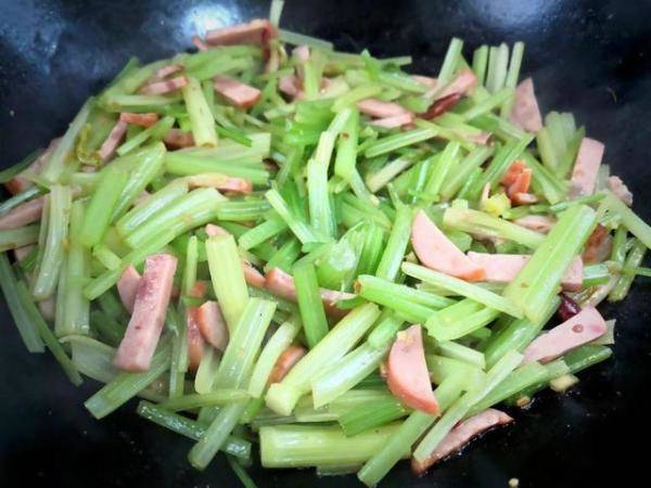 火腿和芹菜的搭配非常完美，火腿肠芹菜可以一起炒-第10张