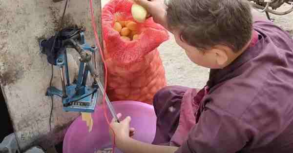 阿富汗10岁男孩在街头卖薯条（外国孩子在路边卖薯条）-第2张
