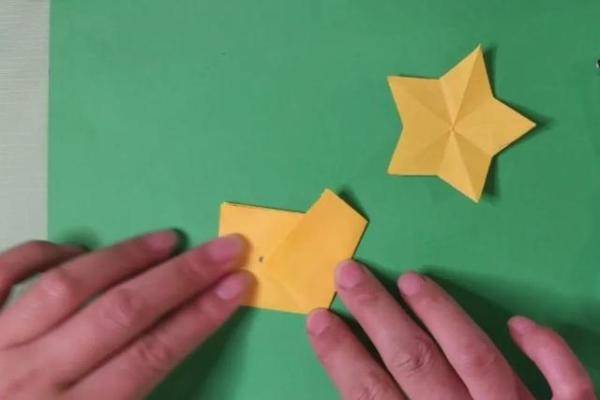 还不会剪五角星的小朋友赶紧学起来吧，国庆节折纸五角星的制作教程-第5张