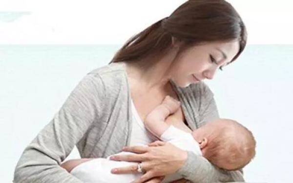 宝宝吃母乳时用手推开妈妈，妈妈睡着怎么给孩子喂奶-第3张