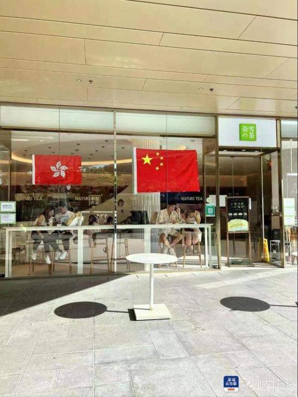香港太平山顶奶茶门店挂满国旗，香港奶茶铺排队-第1张