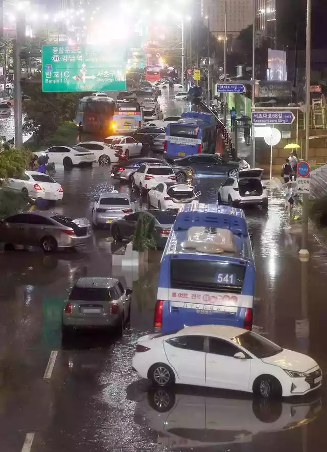 多图直击韩国首尔特大暴雨（韩国首尔今天有雨吗）-第10张