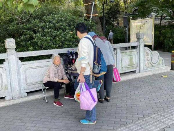 84岁河南大娘杭州街头支起卖鞋垫小摊，93岁奶奶卖鞋垫-第1张