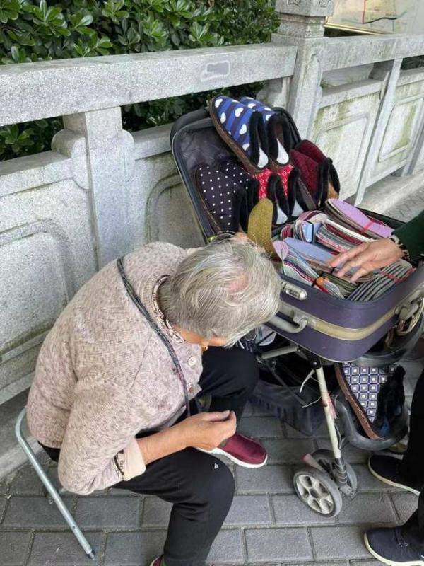 84岁河南大娘杭州街头支起卖鞋垫小摊，93岁奶奶卖鞋垫-第4张