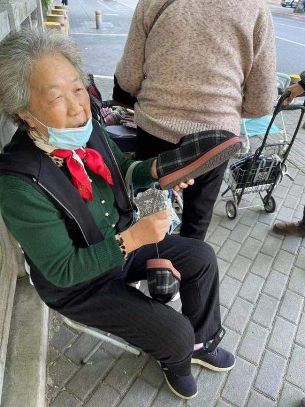 84岁河南大娘杭州街头支起卖鞋垫小摊，93岁奶奶卖鞋垫-第6张