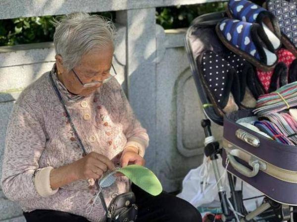 84岁河南大娘杭州街头支起卖鞋垫小摊，93岁奶奶卖鞋垫-第7张