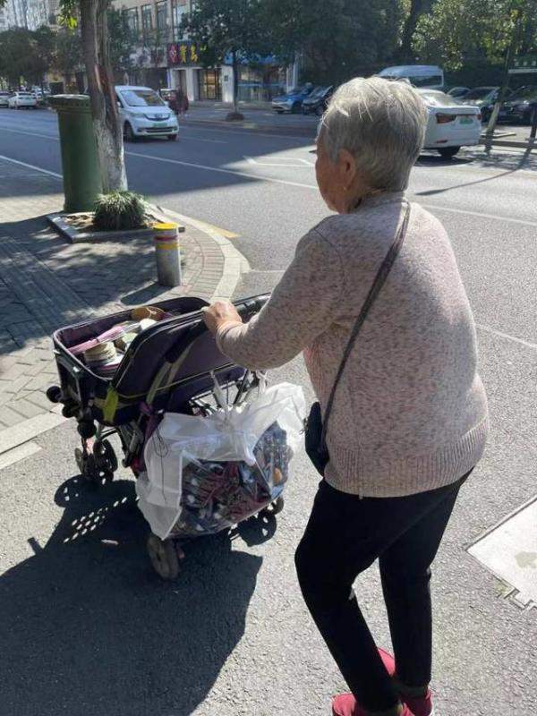 84岁河南大娘杭州街头支起卖鞋垫小摊，93岁奶奶卖鞋垫-第9张