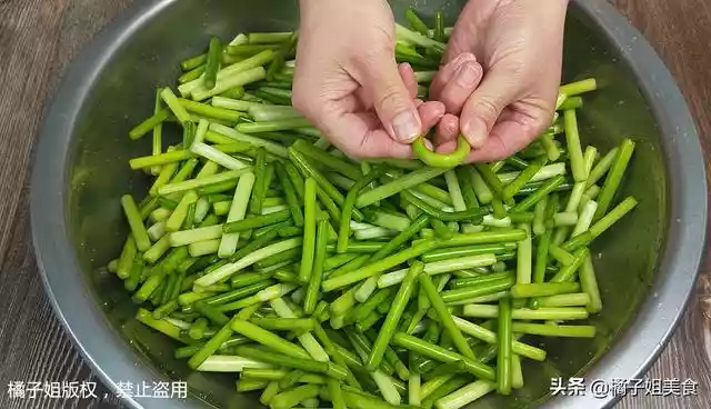 腌制蒜苔的方法（腌蒜苔怎么做好吃又简单）-第5张